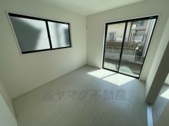 あると嬉しい1階の一部屋。お子様のお昼寝スペースや客間、お友達やご親戚のお泊り部屋としても使えます。