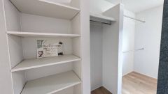 ウォークインクローゼット付き＾＾ハンガーパイプ下にボックスを置いて、枕棚を活用して、たっぷりと収納できそうです＾＾