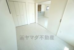 リビングに隣接した洋室です。居室としてももちろん、収納や書斎、お子様のプレイスペースにも＾＾使い勝手が良さそうです＾＾