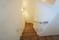 手摺付き階段です。安全に上り下りできますね＾＾