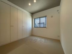 リビング横の和室は、思い切りお子様が遊べるキッズスペースに。柔らかい畳の上なら、お子様が転んでも怪我をしにくく安心です。