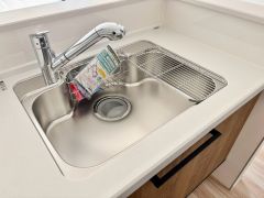 大きなお鍋も楽々洗える、幅が広いシンク。 洗剤や石鹸、スポンジもすっきりできる収納付き。浄水器が一体化した水栓シャワーが付いているので、節水効果もありますね＾＾