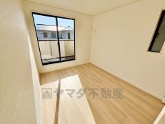 6帖の主寝室です。 南面バルコニーに面していて、日当たりがいいお部屋です。2面採光を確保した爽やかな風を感じて起きる朝は、快適生活の始まりに。