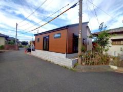 閑静な住宅街＾＾西側、約4.6ｍの公道に面しています。