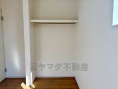 オープンクローゼットがついた使いやすい洋室です。すっきりと整理整頓できるので気持ちよくすごせます＾＾