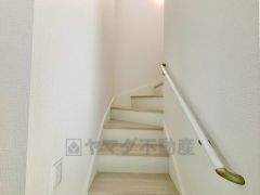 日中でも暗くなりがちな階段には、小窓を配置し採光も考えられたつくり＾＾手摺付きなので安全に上り下りできますね＾＾