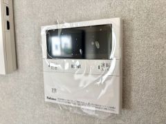 キッチン横からお湯張り、追い炊き、足し湯がボタン一つで楽々操作できる給湯機リモコンです。忙しい夕飯準備の時間帯に重宝しますね。