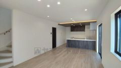 リビングは広々とした設計で、家族が集い、寛ぐ暮らしの空間を演出しています。