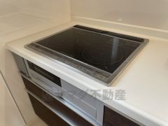 お手入れのしやすいIHクッキングヒーター。表面が平らな形状なのでお掃除も楽々。調理後に気になる箇所を布巾で拭くように心がけるだけで、手間をかけずにキッチンをきれいな状態に保てますね。