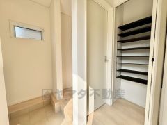 たっぷり収納できるシューズボックス付きなので、家族全員の靴がきれいに整頓できます。