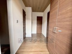 玄関扉から光の差し込む明るい玄関です。