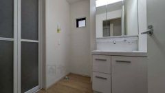 洗面台、洗濯機置き場、バスルームが連なっている、生活導線の考えられた作りになっています。