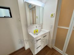 洗面台、洗濯機置き場、バスルームが連なっている、生活導線の考えられた作りになっています。