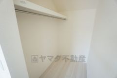 ウォークインクローゼット付き＾＾ハンガーパイプ下にボックスを置いて、枕棚を活用して、たっぷりと収納できそうです＾＾