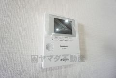 防犯性もばっちり、TVモニター付きインターホン完備。大きなモニターで玄関先を確認できます。録画機能が付いているので不在時の訪問者も確認できて安心です＾＾
