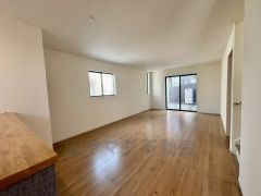 家族が集まる開放的なリビング。思い思いの時間を過ごしたり食事をしたり、素敵な団らんの場になりますね。