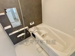 1日の疲れを癒すくつろぎのバスルーム。足を伸ばしてもゆったりと入れるサイズです。お子様と一緒にお風呂に入っても狭くないですね＾＾