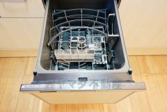 同仕様写真。現況と異なる場合は現況優先です。 普通に食器洗いをする時より水道代が70％ほど削減できます。夜お休みになるときに食洗器を利用すれば朝起きた時には食器が綺麗になっていますので便利です。