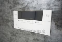 湯量・湯温の設定、そして保温までワンタッチのフルオートバス。便利な追い炊き機能付きです。