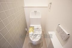 ウォシュレット付きトイレです。1階2階の2ヶ所にトイレがあるので、忙しい朝にもゆとりができますね＾＾
