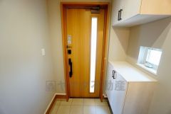 同仕様写真。現況と異なる場合は現況を優先します。玄関扉から光の差し込む明るい玄関です。