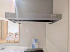 ファンやフィルターが見えにくいレンジフード。パッと視界に入っても細部までは見えにくく、オシャレでインテリアデザインの一部になりますね＾＾