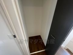 2階ホールには収納を設けています。生活用品のストック、清掃道具の収納場所としても重宝しますね。