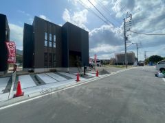 前面道路幅員約6ｍ。快適でゆとりのある生活空間で新生活を始めませんか＾＾