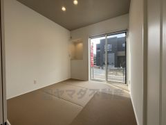 リビング横の和室は、思い切りお子様が遊べるキッズスペースに。柔らかい畳の上なら、お子様が転んでも怪我をしにくく安心です。