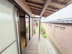 深い軒が日差しを遮り、四季折々の表情を見せるお庭をゆったりと楽しめます。