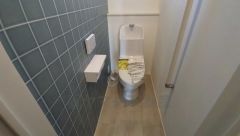 温水洗浄機付トイレです。節水機能もあるので、安心して使えますね。もちろん、1階2階の2ヶ所にトイレがあるので、忙しい朝にもゆとりができますね。