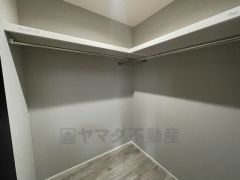 収納力豊富なウォークインクローゼット。洋服や小物などを1箇所にまとめて美しい収納を実現します。