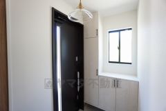 たっぷり収納できるシューズボックス付きなので、家族全員の靴がきれいに整頓できます。