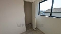 全居室収納付き。洋服・小物類・仕事用具・・など分けて収納できますね。収納力が高いお家なので、すっきりと整理整頓できるので気持ちよくすごせます＾＾