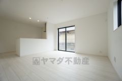 リビングは広々とした設計で、家族が集い、寛ぐ暮らしの空間を演出しています。