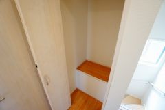 同仕様写真。2階の廊下にも収納を確保。各居室に入りきれなかった荷物や、2階で使用する日用品のストック置き場に便利です。