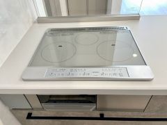 お手入れのしやすいIHクッキングヒーターです。3口コンロなので、効率よくお料理が楽しめます。毎日のお料理も楽しくなりますね＾＾
