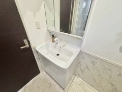 洗面台、洗濯機置き場、バスルームが連なっている、生活導線の考えられた作りになっています。