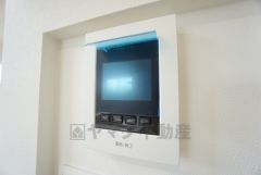 防犯性、セキュリティ対策に安心できるテレビモニター付きインターフォンです。セールスマン対策にもなり安心できます。