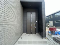 かざすだけで開閉できる、タッチキー採用の玄関。お買い物帰りで、両手がふさがってきても簡単に中に入れます＾＾