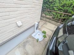 あると便利な外水栓。ガーデニングに、洗車に、泥遊びやペットの散歩の後に。