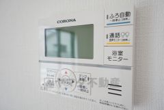 キッチン横からお湯張り、追い炊き、足し湯がボタン一つで楽々操作できる給湯機リモコンです＾＾忙しい夕飯の準備の時間帯に重宝しますね。