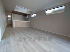 リビングは広々とした設計で、家族が集い、寛ぐ暮らしの空間を演出しています。