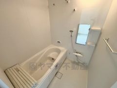 日の疲れを癒すくつろぎのバスルーム。足を伸ばしてもゆったりと入れるサイズです。お子様と一緒にお風呂に入っても狭くないですね＾＾