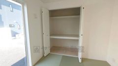 和室の収納も大容量なので、すっきりと整理整頓でき気持ちよく過ごせますね。 お客様用の寝具も収納できます。