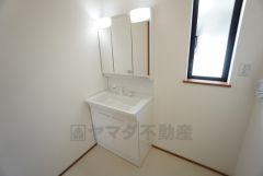三面鏡裏収納付き洗面化粧台です＾＾ 歯磨きセットやスキンケア用品などの収納に便利ですね。 ランドリースペース上部には窓も付いており換気に便利です＾＾