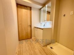 洗面脱衣室は広々としているので、タオルや着替えなども置くスペースが確保できて助かりますね。洗面台はおしゃれで清潔感がありますね＾＾