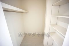 廊下にはファミリークローク付き＾＾居室から独立しているのでご家族共有でお使いいただけます＾＾ハンガーパイプと可動棚付き＾＾