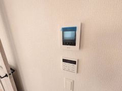 お風呂のお湯張りや給湯の温度調整、追い炊きがボタンで楽々操作できる給湯機リモコンと、部屋の中にいながら訪問者の確認ができるTVモニター付きインターフォンがキッチン近くに設置されています＾＾