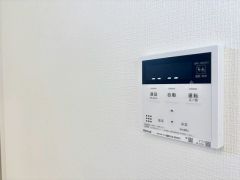 キッチン横からお湯張り、追い炊き、温度調節がボタンで楽々操作できる給湯器リモコンです＾＾忙しい夕飯の準備の時間帯に重宝しますね。